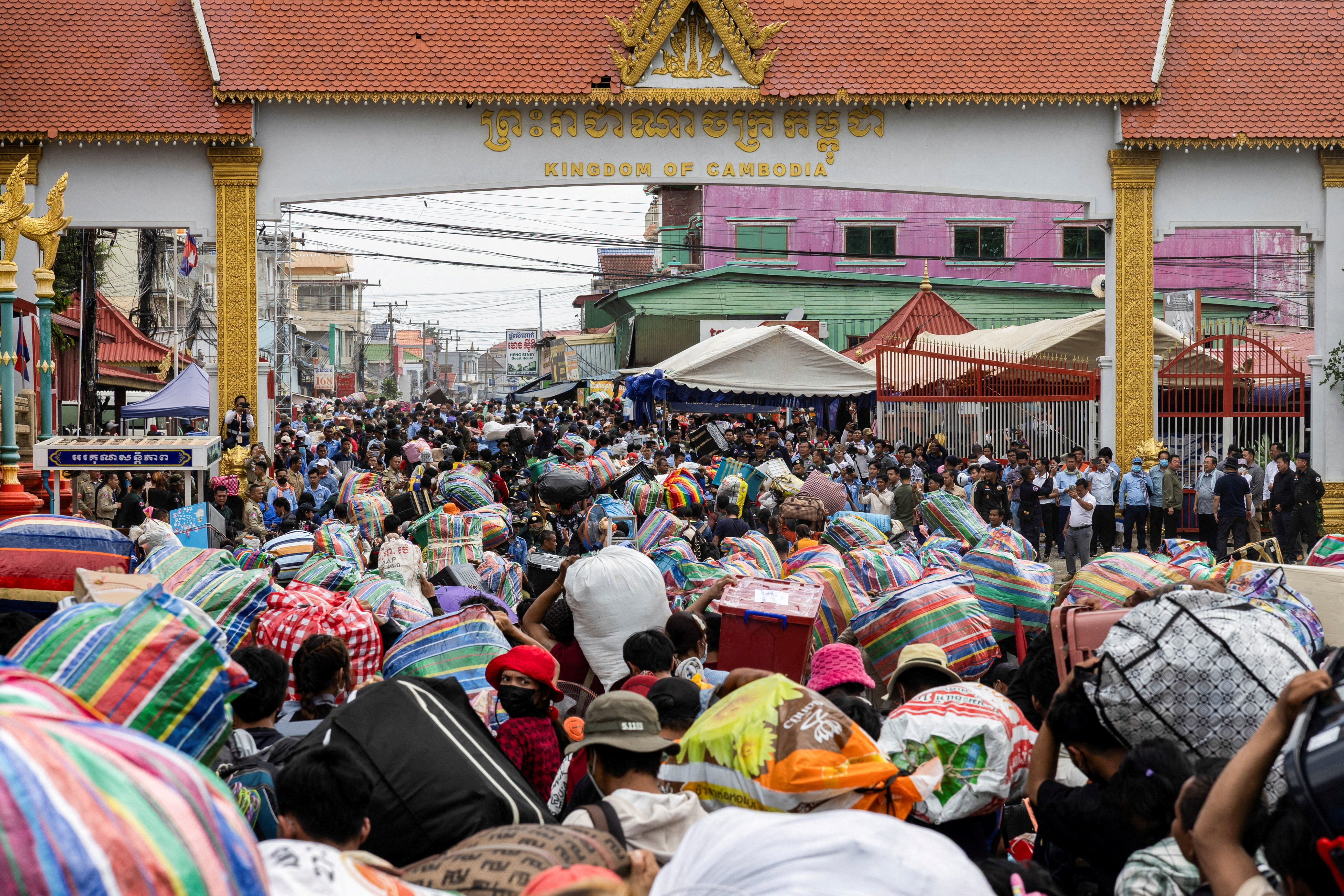 Cambodian migrant workers cross the border at Ban Laem Border Checkpoint in Chanthaburi to return to their home, ahead of a ceasefire talks in Malaysia on the deadly border conflict between Thailand and Cambodia