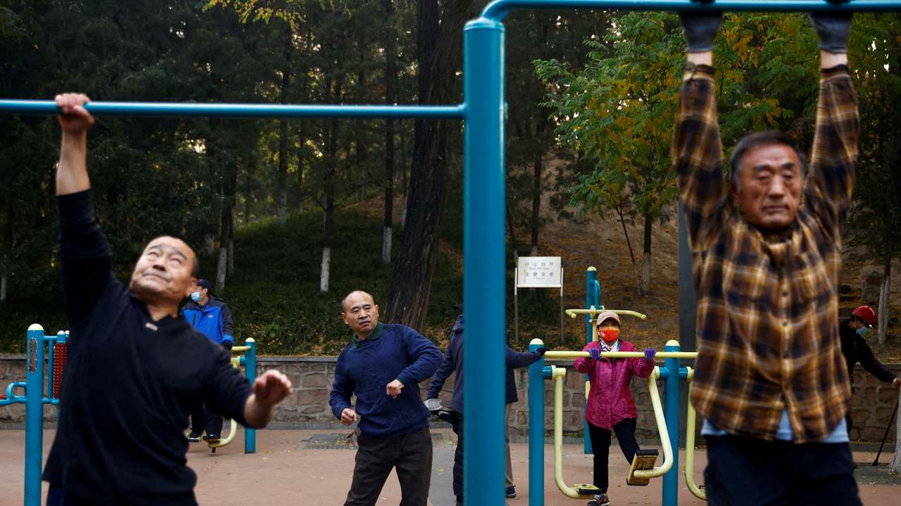 FILE PHOTO: China approves plan to raise retirement age from January 2025