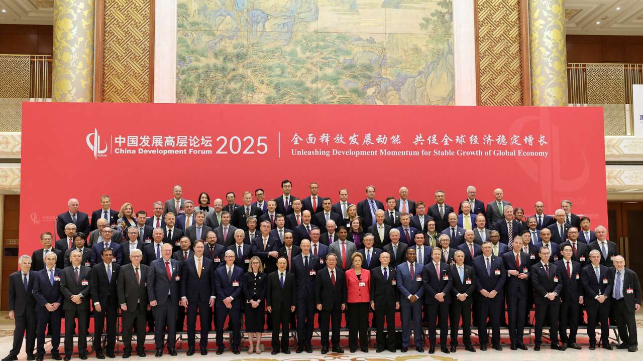 Chinese Premier Li poses for family photo with attendees at the China Development Forum in Beijing