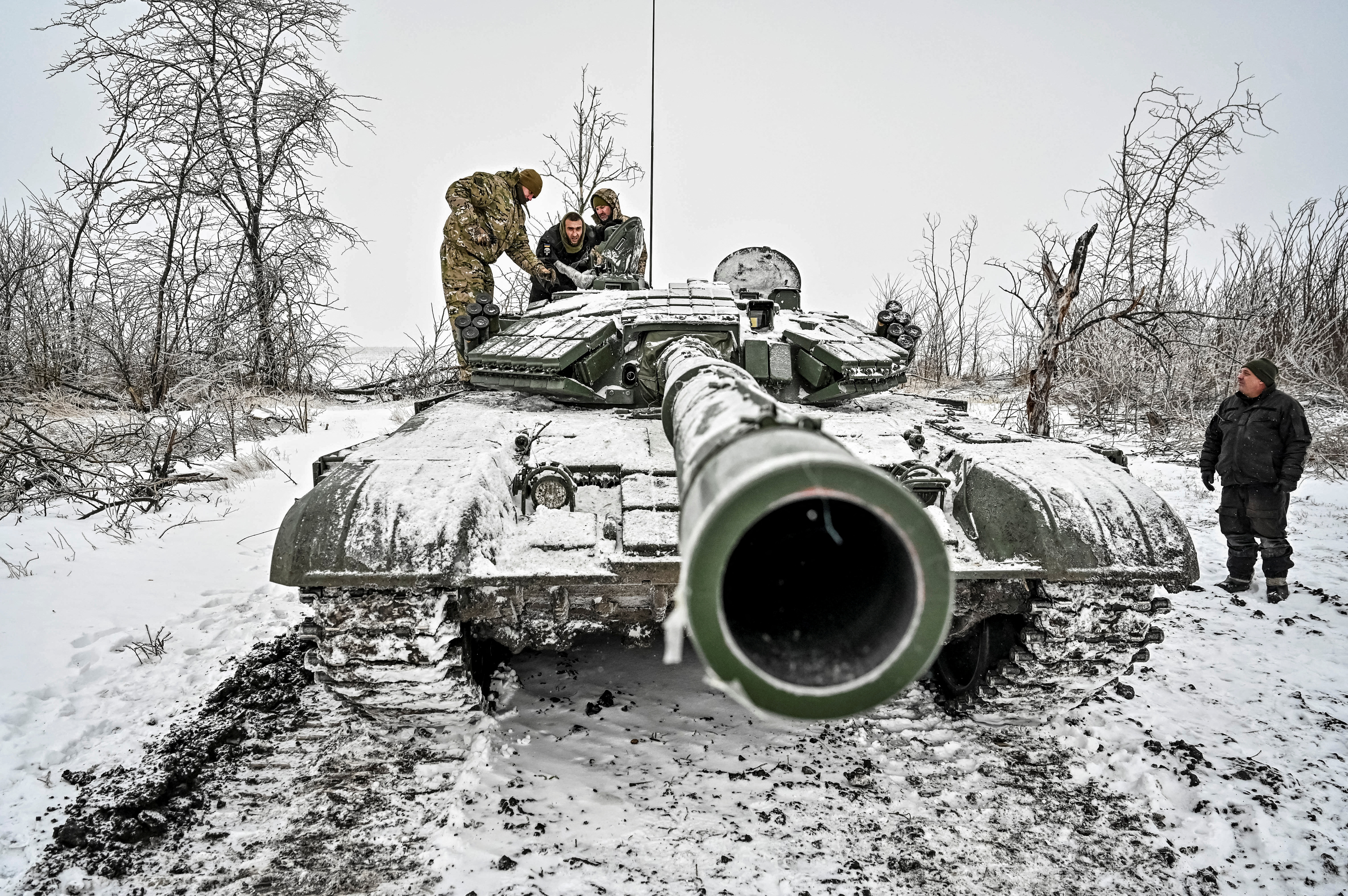 Ukrainian servicemen take part in tank drills in Zaporizhzhia region