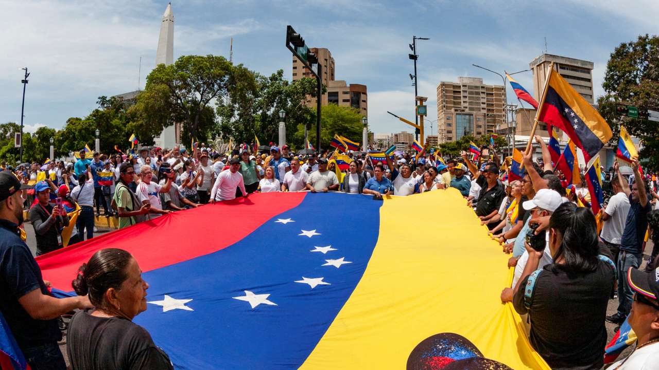 Anti-Maduro protests spread as Venezuelan opposition says he stole vote, in Maracaibo