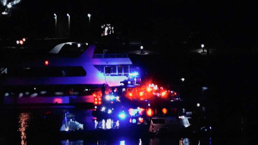 American Eagle aircraft crashes in the Potomac River near Ronald Reagan Washington National Airport