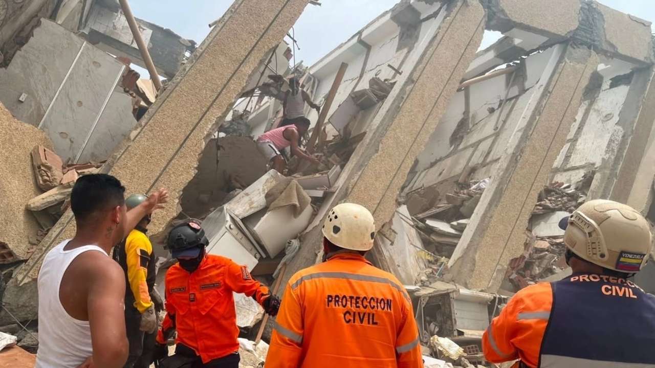 Equipe da Defesa Civil do Estado de Lara durante buscas