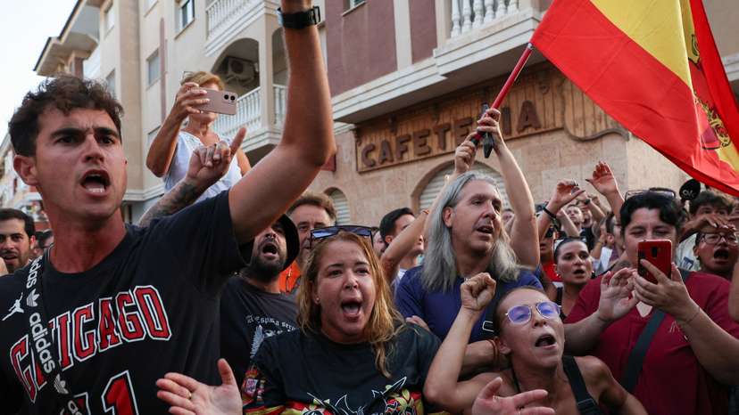 Anti-migrant unrest following attack on elderly man by unknown assailants, in Torre Pacheco