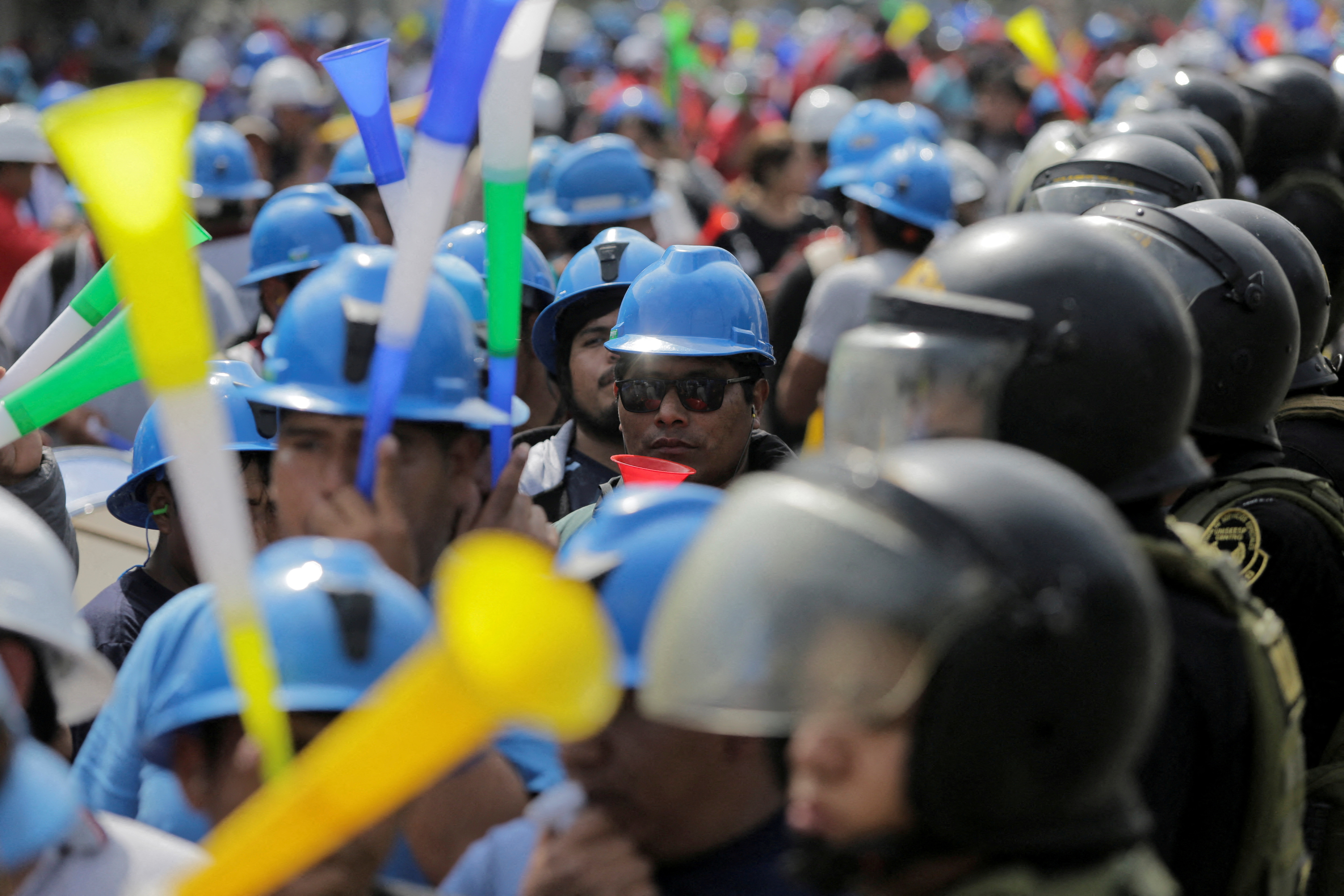Informal miners protest in Lima to demand extension of formalization deadline