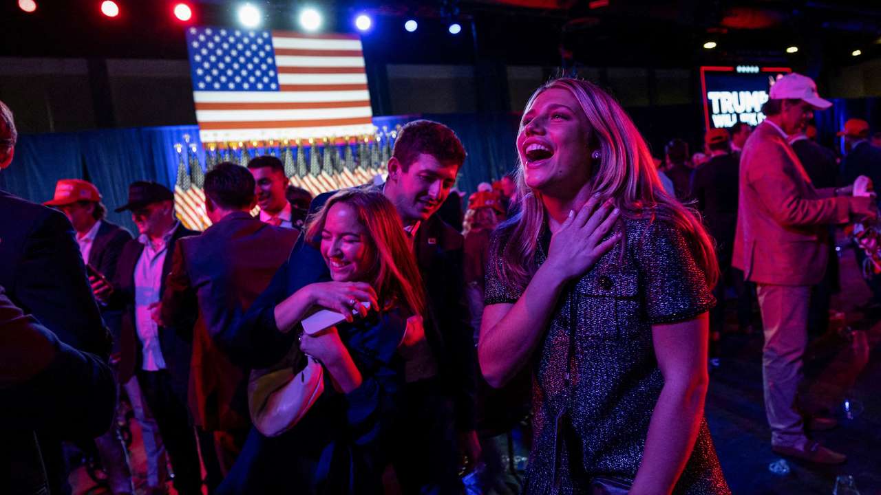 FILE PHOTO: The Wider Image - Behind the curtains: scenes from the US election