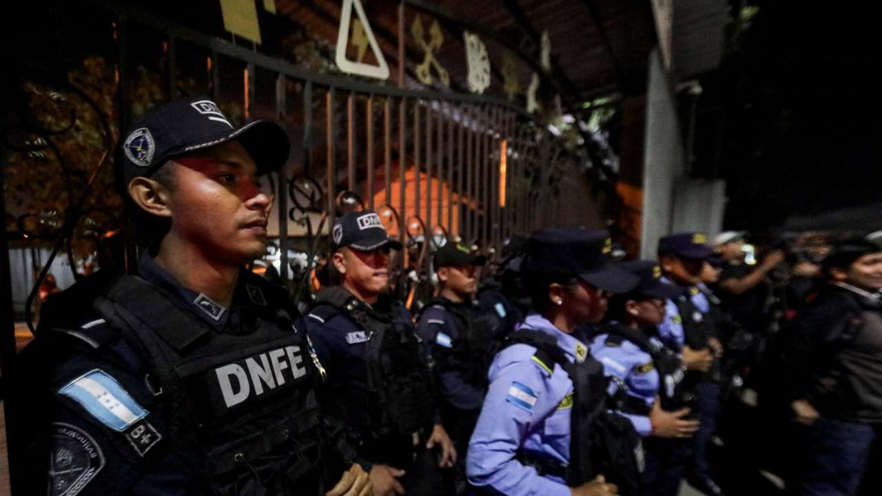 Protests outside the National Electoral Council (CNE), in Tegucigalpa