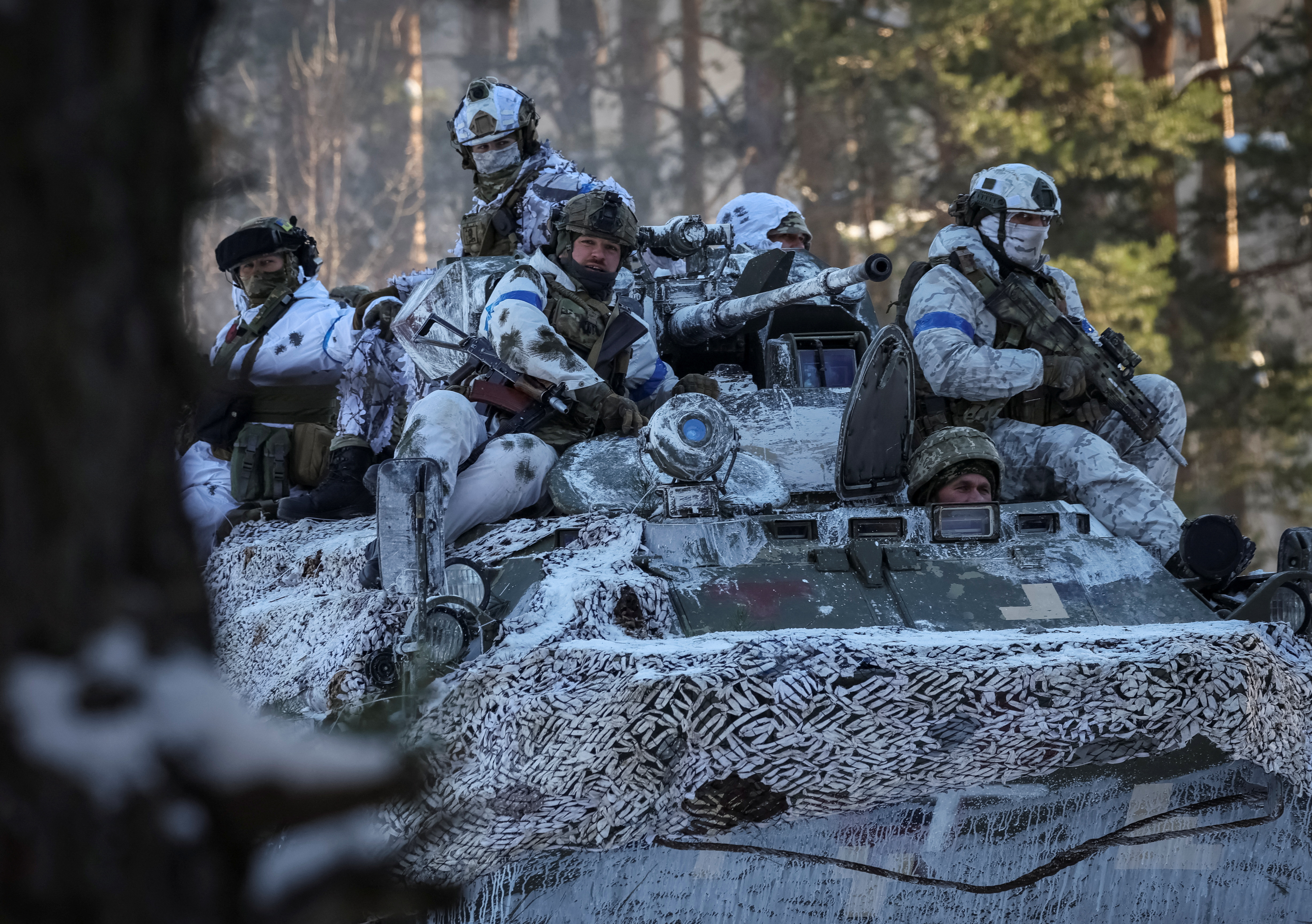 FILE PHOTO: Ukrainian servicemen attend an anti-sabotage mock drills at the border with Belarus in Chernihiv region