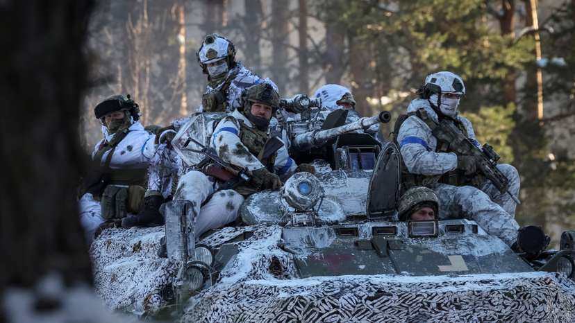 FILE PHOTO: Ukrainian servicemen attend an anti-sabotage mock drills at the border with Belarus in Chernihiv region
