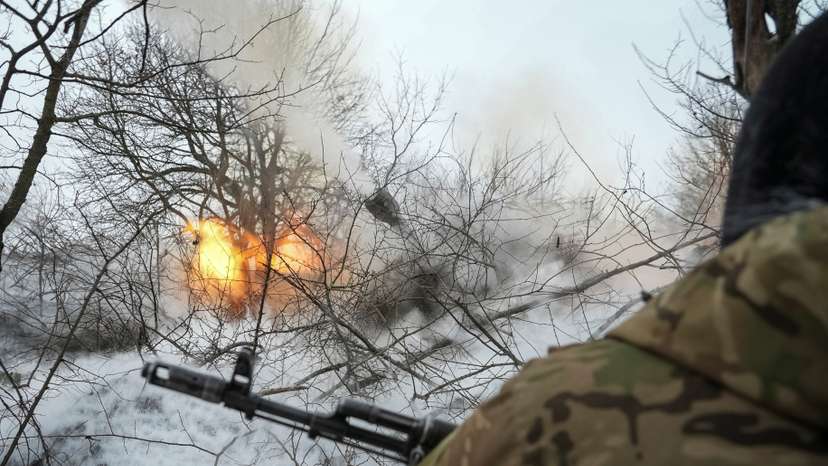 Ukrainian servicemen self propelled howitzer towards Russian troops at a front line near the town of Chasiv Yar