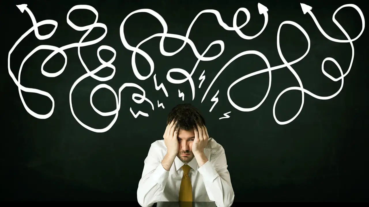 Em vez de uma hiperatividade física claramente observável, adultos podem apresentar uma combinação de desatenção, inquietação interna e busca constante por estímulos.