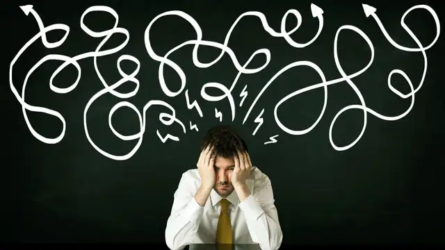 Em vez de uma hiperatividade física claramente observável, adultos podem apresentar uma combinação de desatenção, inquietação interna e busca constante por estímulos.