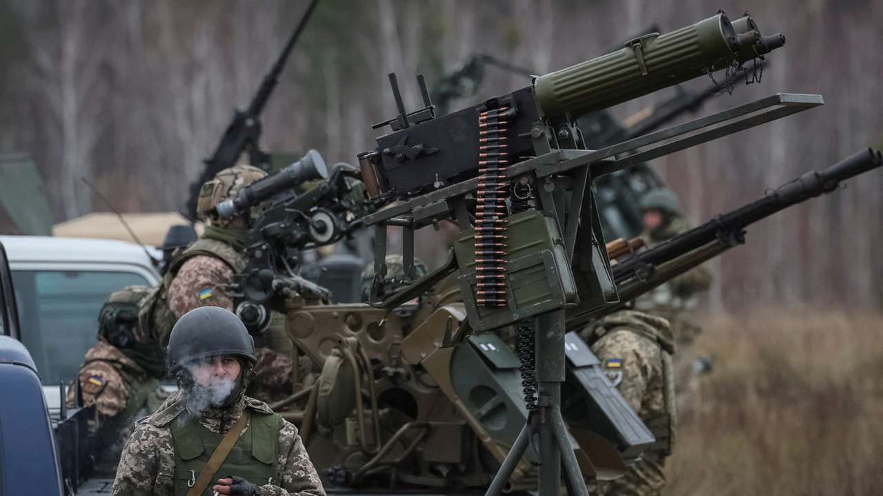 FILE PHOTO: Ukrainian servicemen attend air defence drills in Chernihiv region