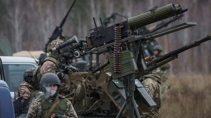 FILE PHOTO: Ukrainian servicemen attend air defence drills in Chernihiv region