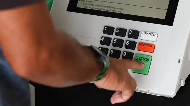 Brasileiro vota na urna.