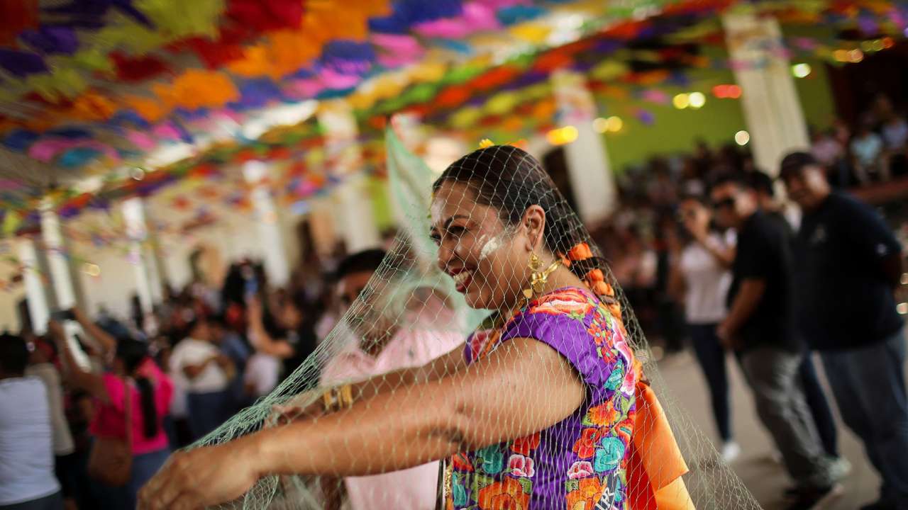 Mexican mayor says 'I do' to caiman reptile in colorful tradition