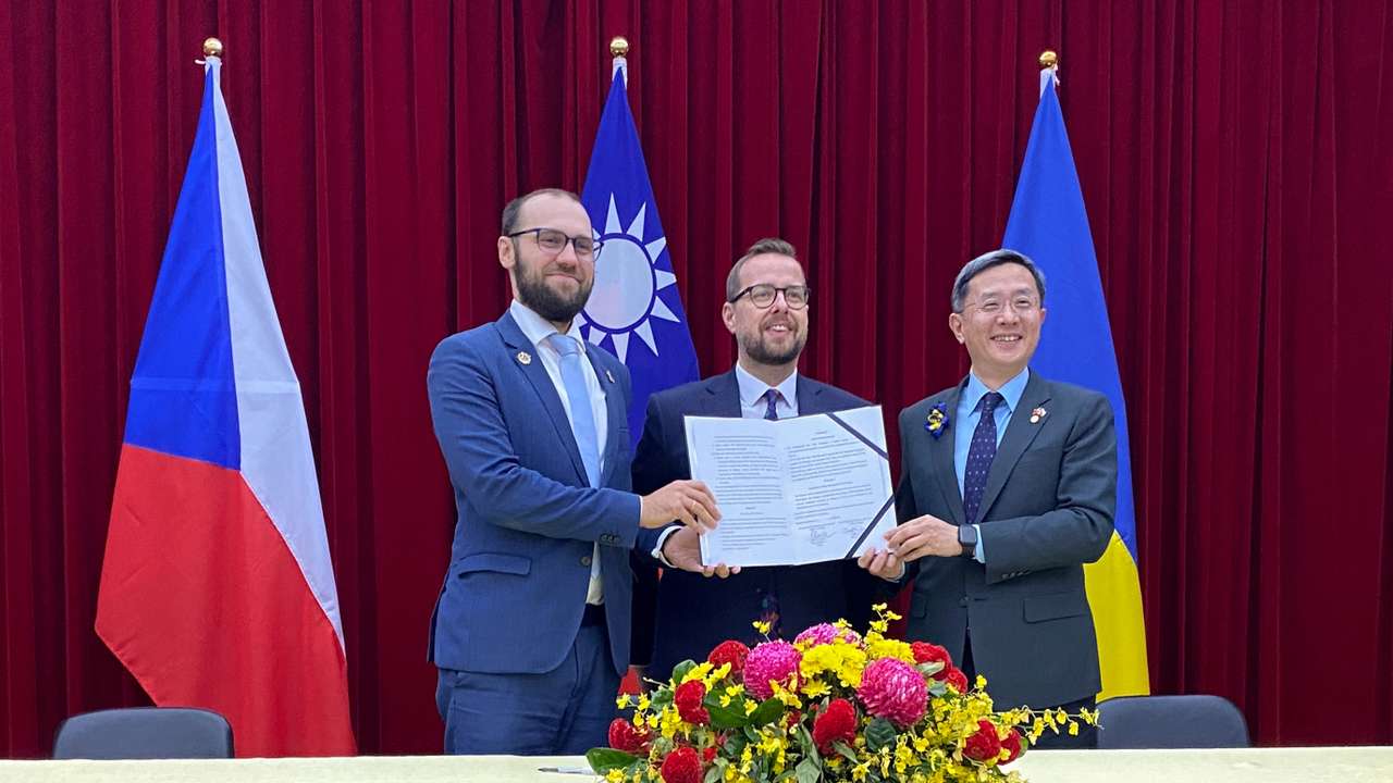 Tomas Kopecny, the Czech government envoy for Ukraine, Taiwan deputy foreign minister Roy Lee and David Steinke pose for a group photo after an event in Taipei