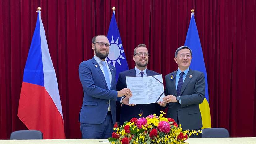 Tomas Kopecny, the Czech government envoy for Ukraine, Taiwan deputy foreign minister Roy Lee and David Steinke pose for a group photo after an event in Taipei