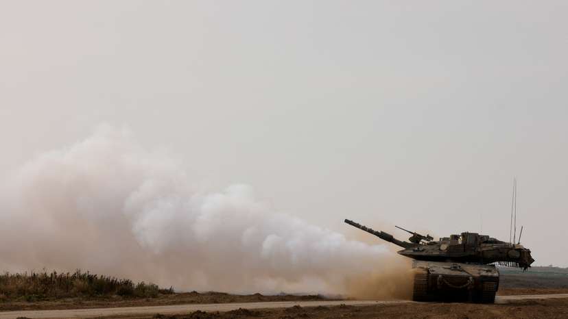 An Israeli tank returns from the southern Gaza strip
