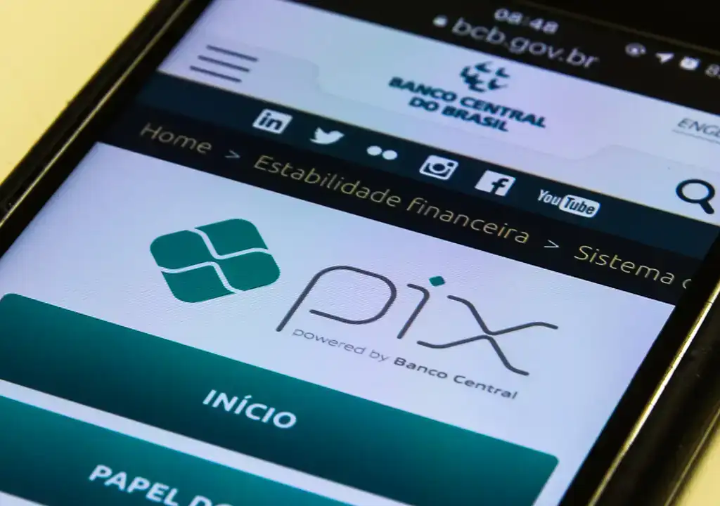 Imagem mostra tela de celular com o sistema de pagamento aberto e nome do pix