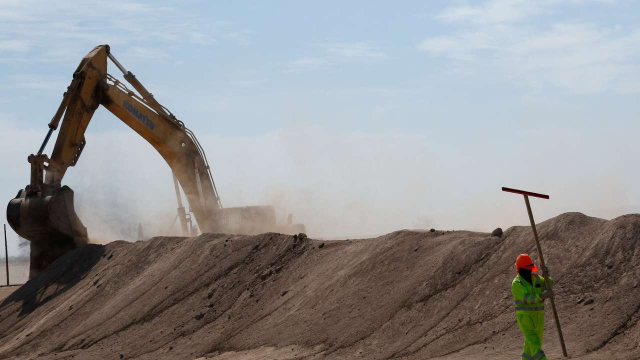Chile's Kast unveils his "Border Shield" as machinery digs anti-migration trenches near Peru
