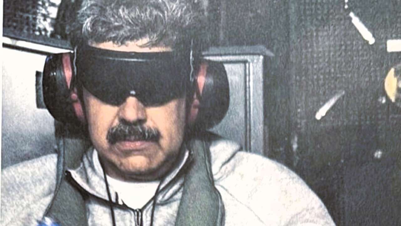 Trump publicou na rede Truth Social foto de Maduro capturado, com os olhos cobertos e usando abafadores de ruído, em 3 de janeiro.