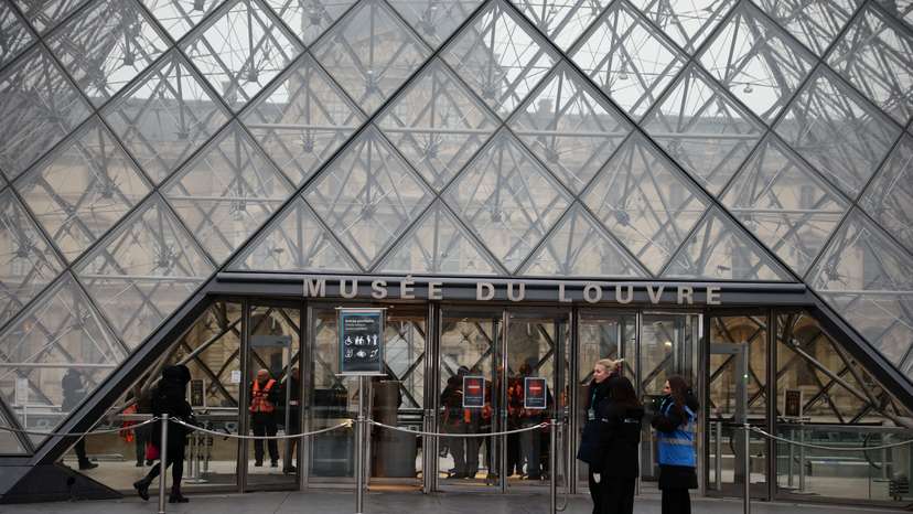 Opening at Paris Louvre museum delayed as employees discuss possible strike