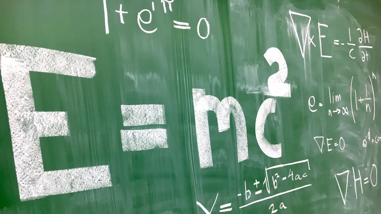 Entre 16 países que tiveram análises por disciplina, 11 relataram falta de professores plenamente qualificados em matemática e ciências naturais, como física.