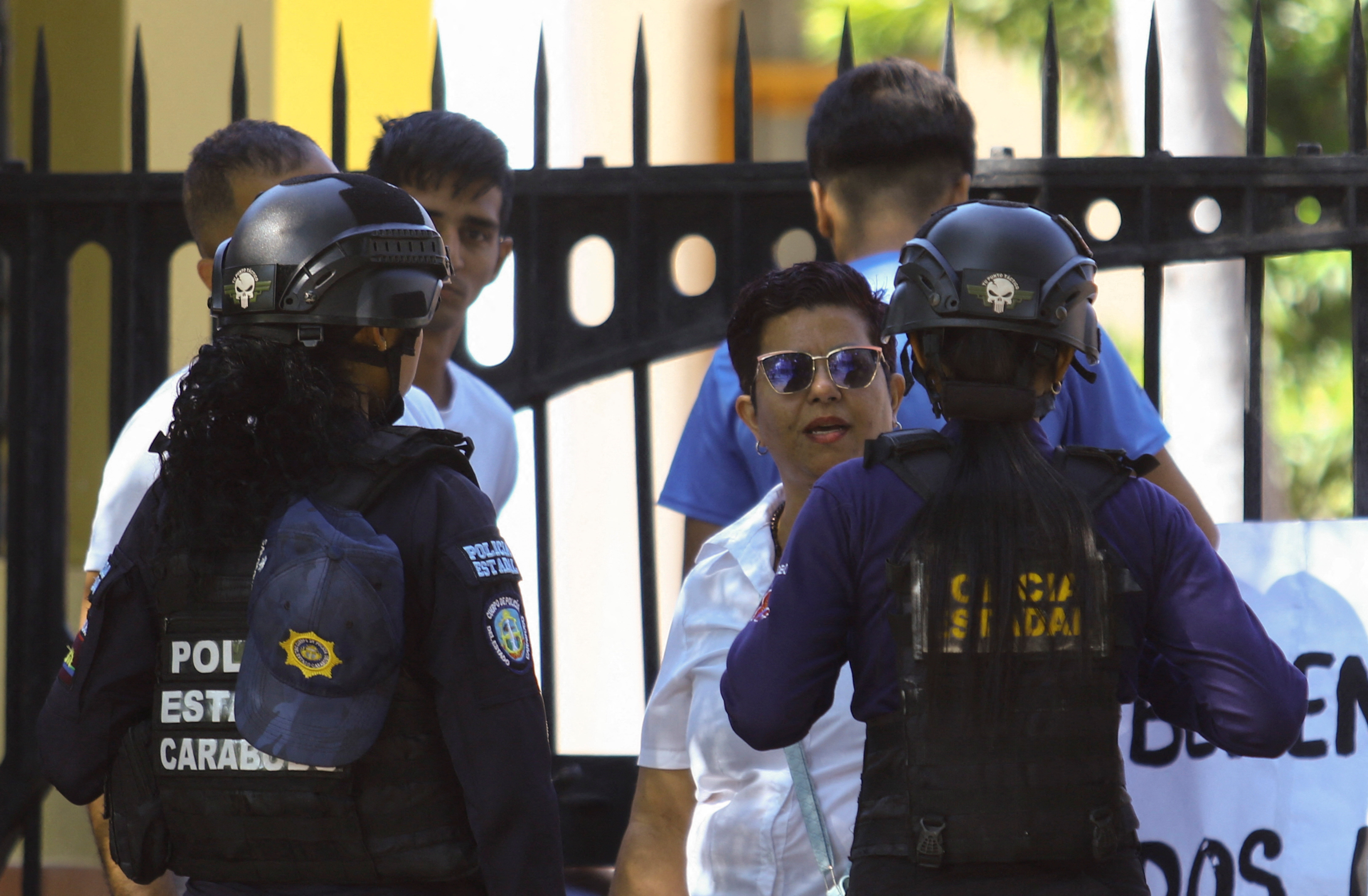 University students support relatives of political prisoners and call for their release at the University of Carabobo, in Valencia