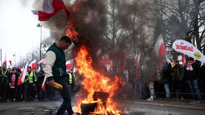 Farmers protest outside Polish PM Tusk's office in Warsaw