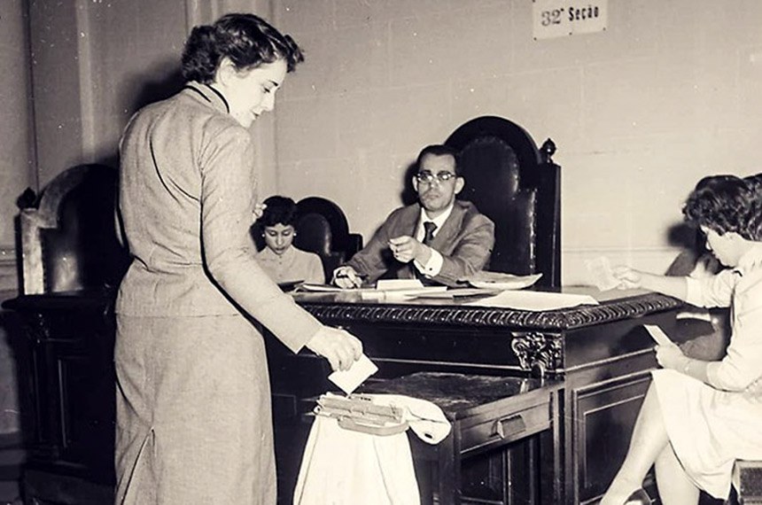Eleitora vota para presidente da República em 1955