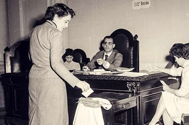 Eleitora vota para presidente da República em 1955