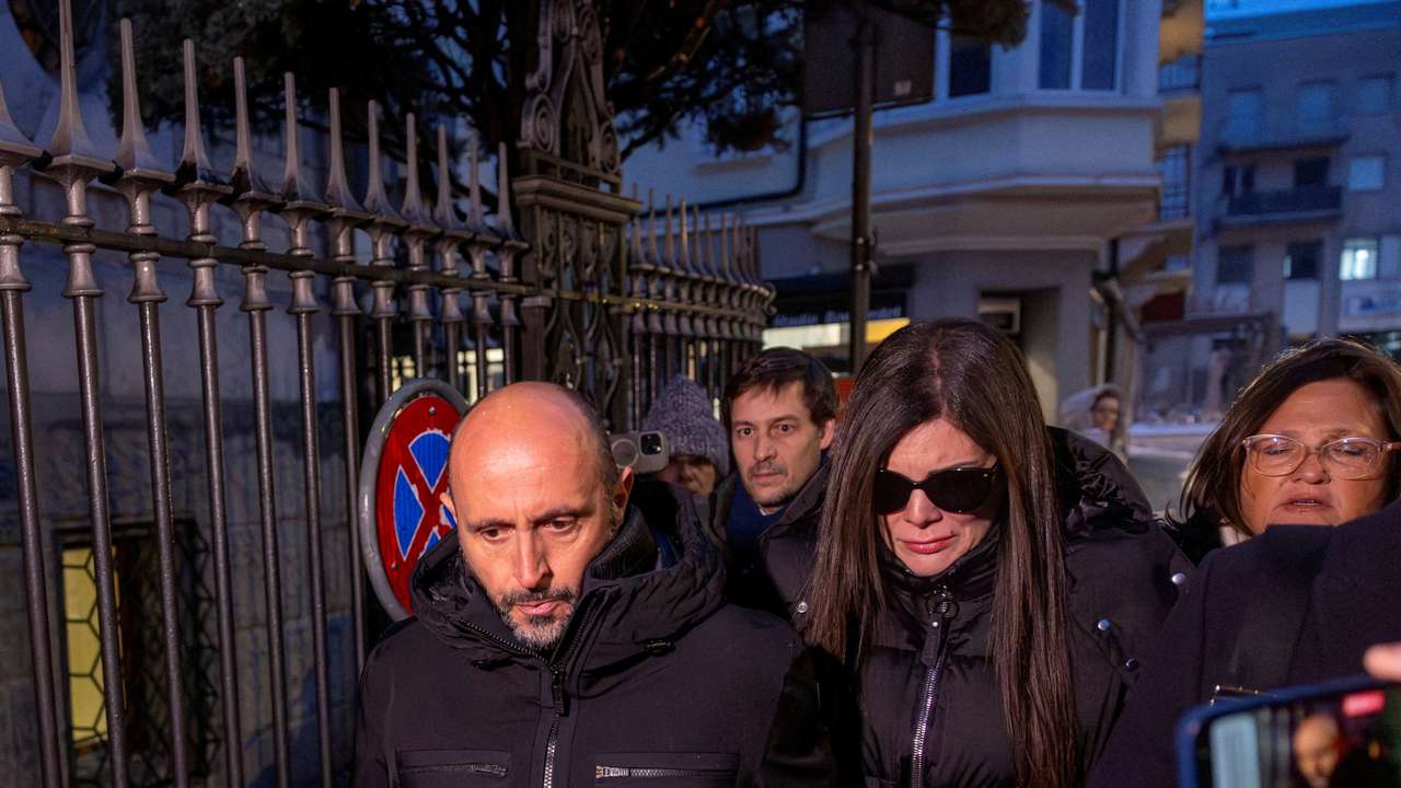 Bar owners questioned in Swiss fire investigation in Sion