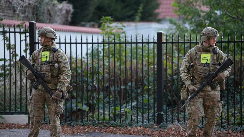 FILE PHOTO: Police officers investigate two blasts near Israel's embassy in Copenhagen