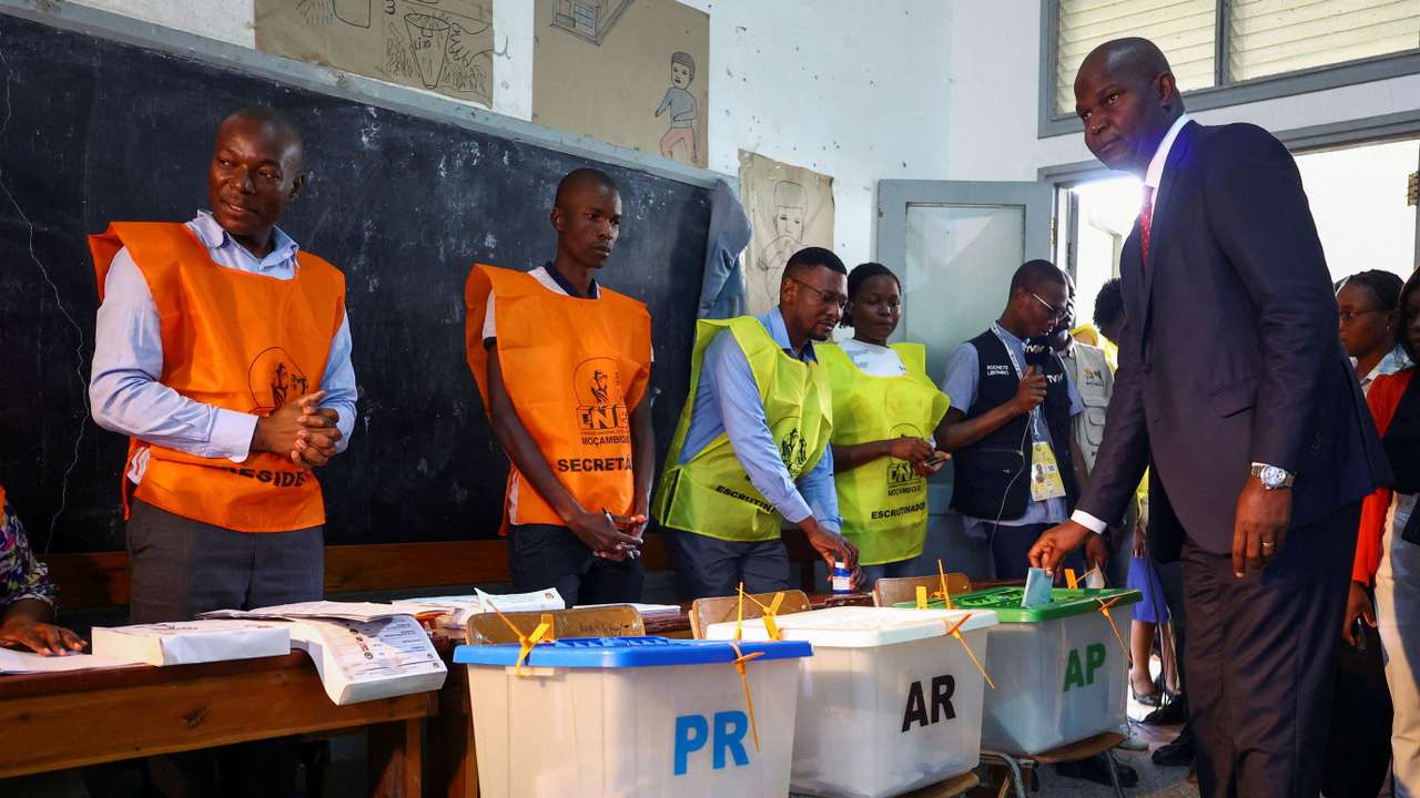 FILE PHOTO: Frelimo candidate Daniel Chapo casts his vote