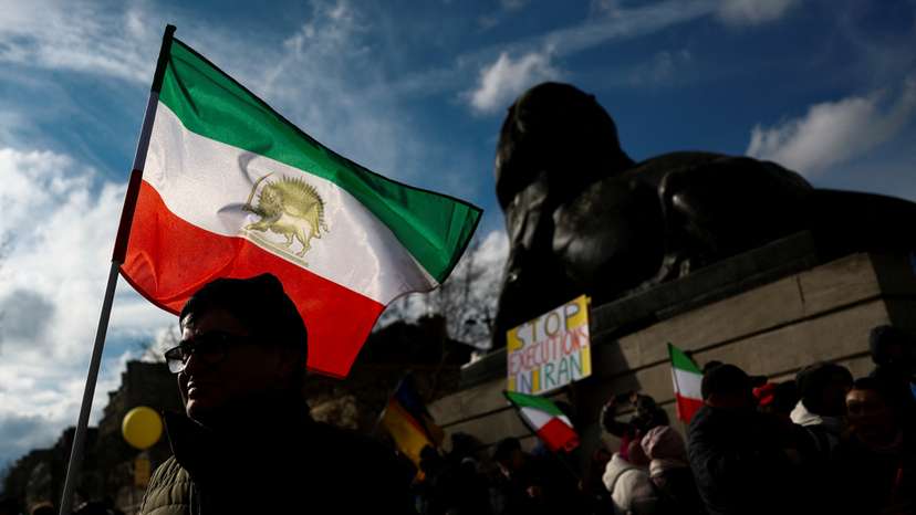 Iranian opposition group gather to protest in Paris