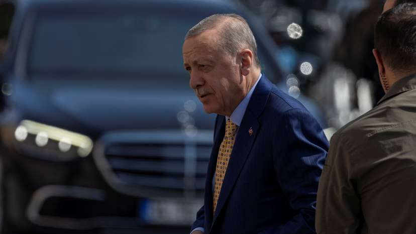 Turkey's President Tayyip Erdogan casts his ballot in Istanbul