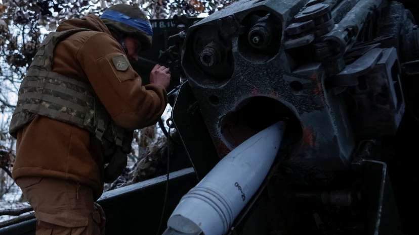 A serviceman of the National Guard of Ukraine prepares to fire a howitzer towards Russian troops at a position in a front line in Kharkiv region