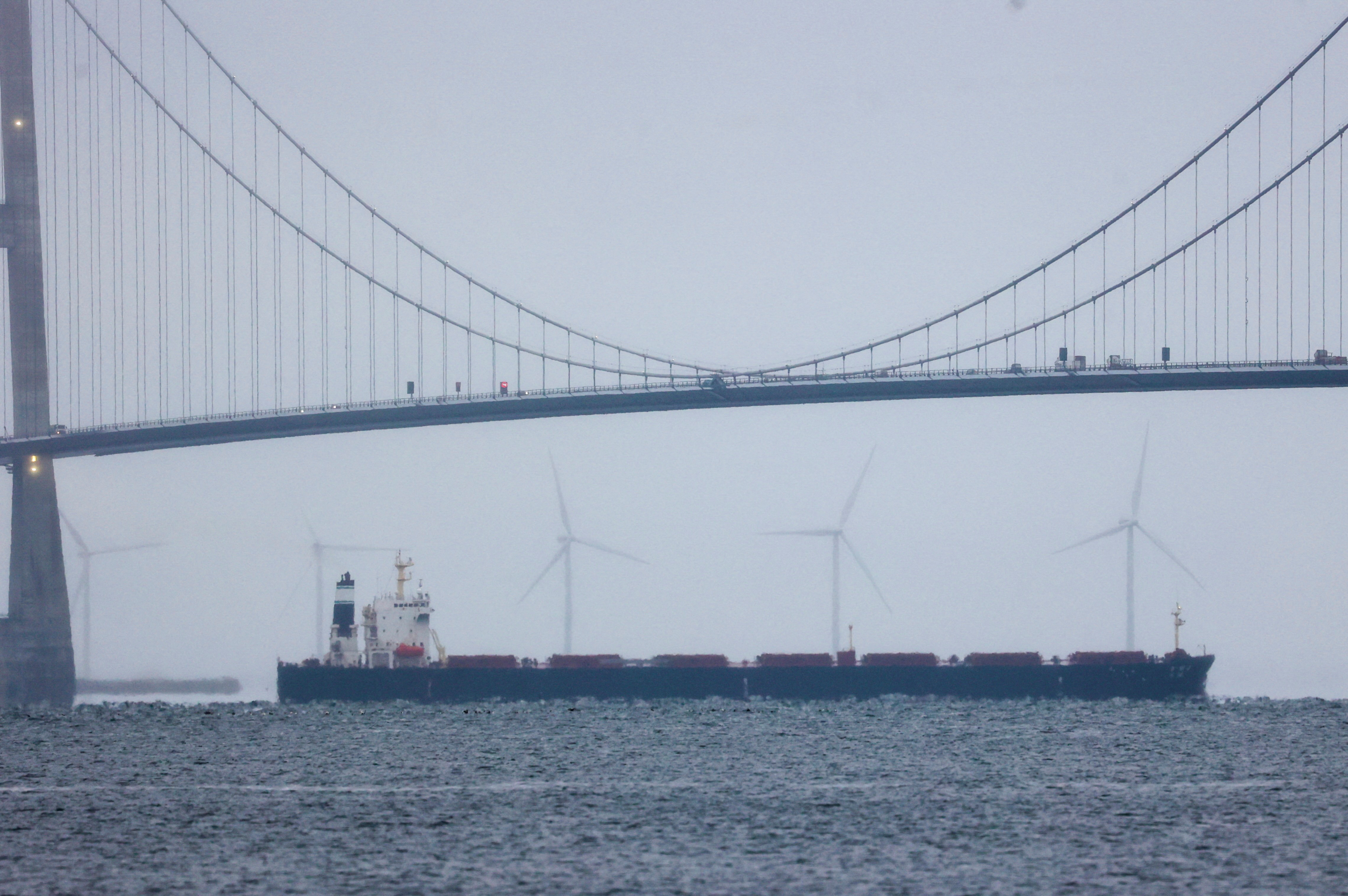 Chinese bulk carrier Yi Peng 3 sails under the Great Belt bridge