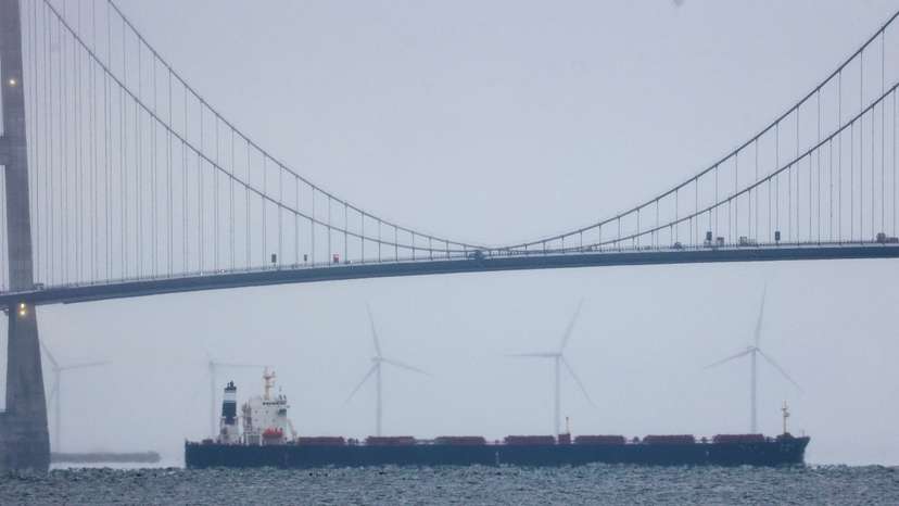 Chinese bulk carrier Yi Peng 3 sails under the Great Belt bridge