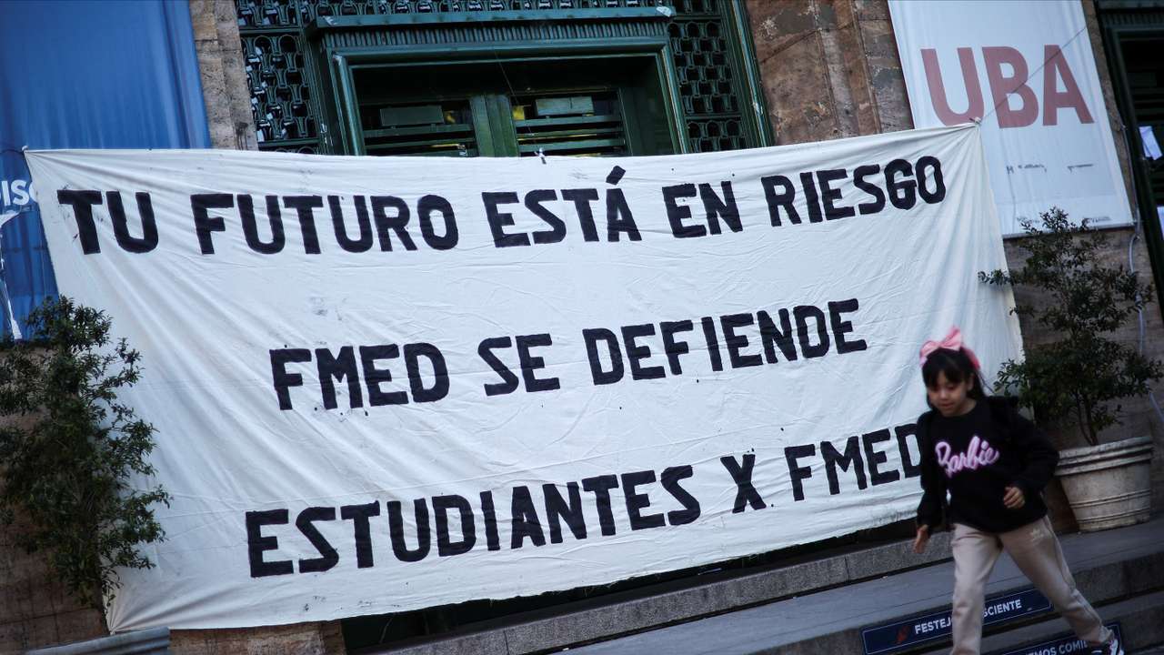 Argentine university moves lessons to streets to protest adjustments