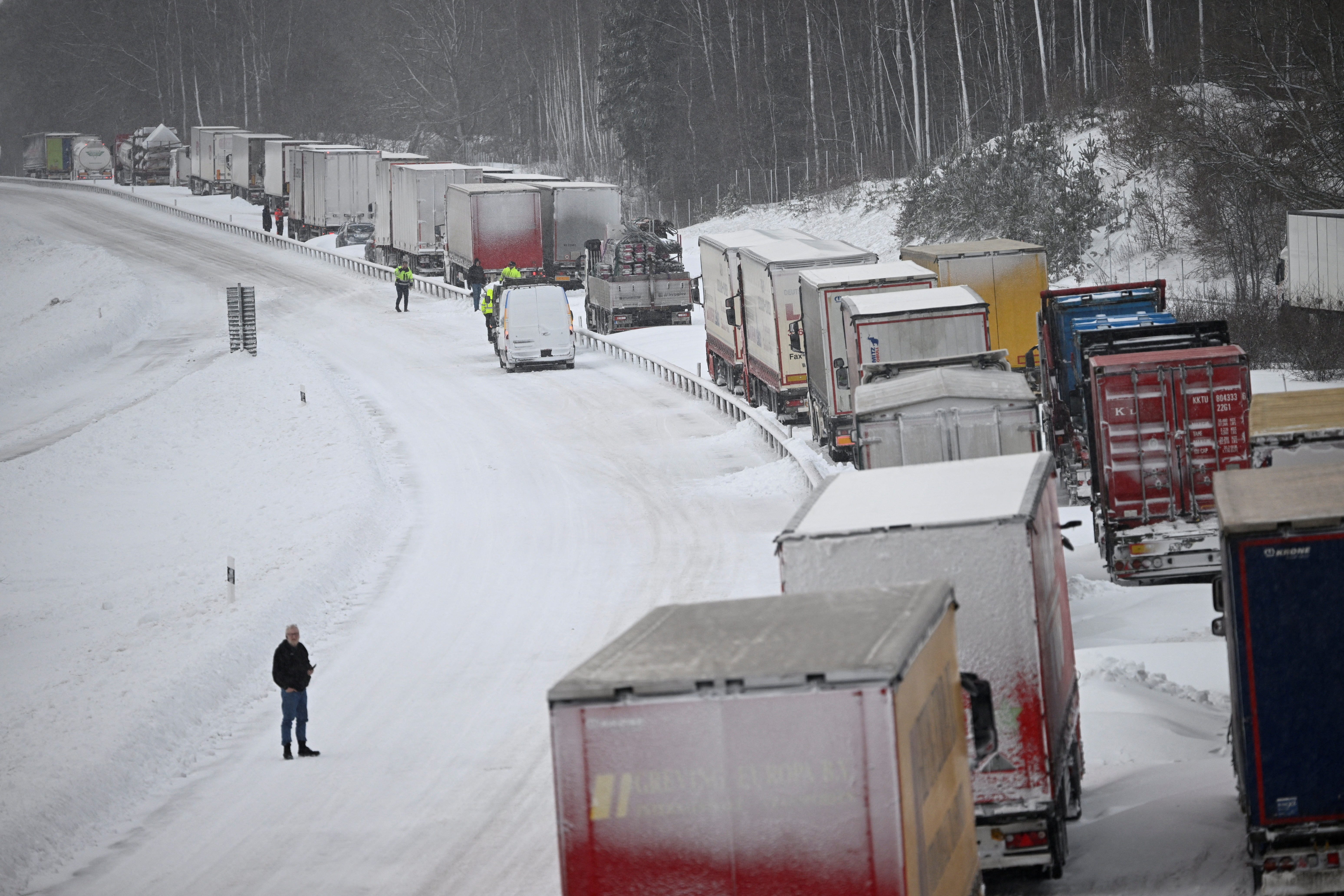 A number of trucks are stuck on the E22 at Linderod
