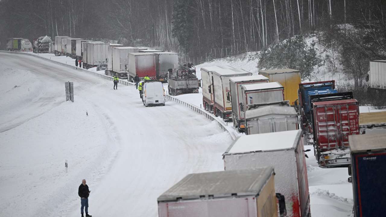 A number of trucks are stuck on the E22 at Linderod