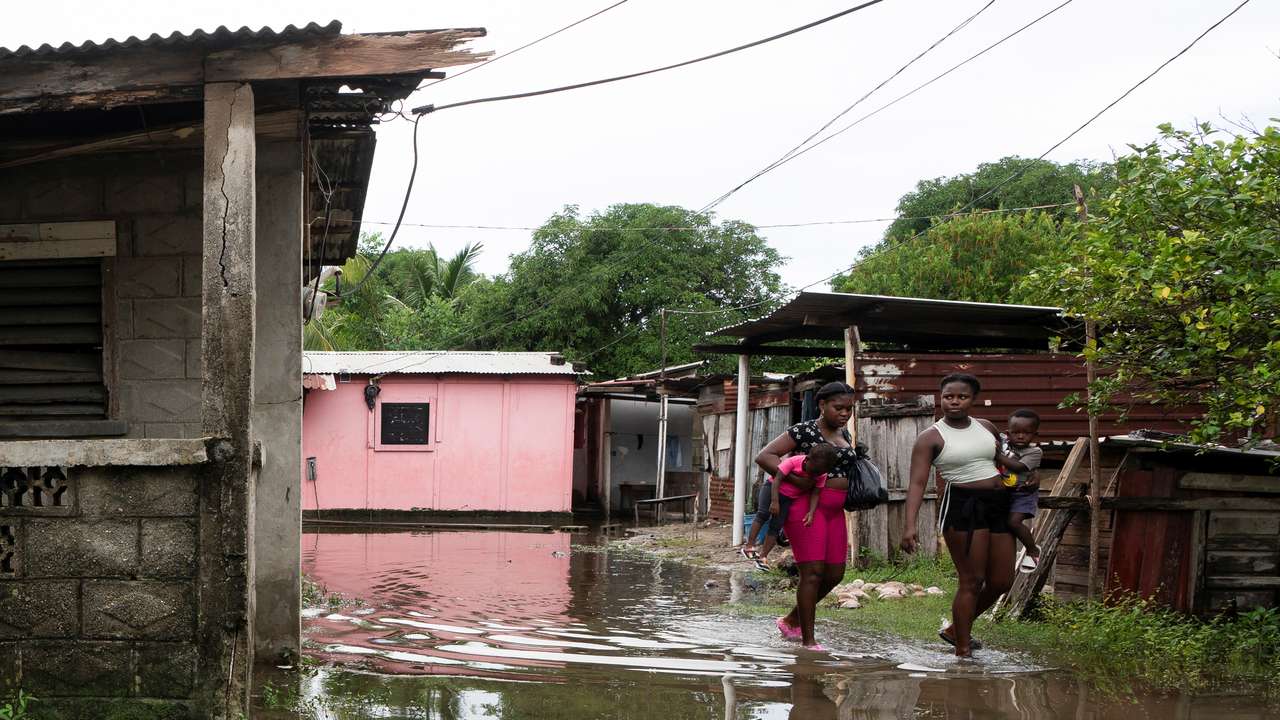 Aftermath of tropical storm sara, in Tornabe