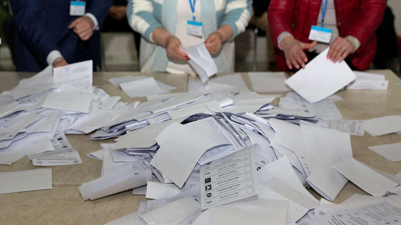 Moldova holds presidential election and EU referendum