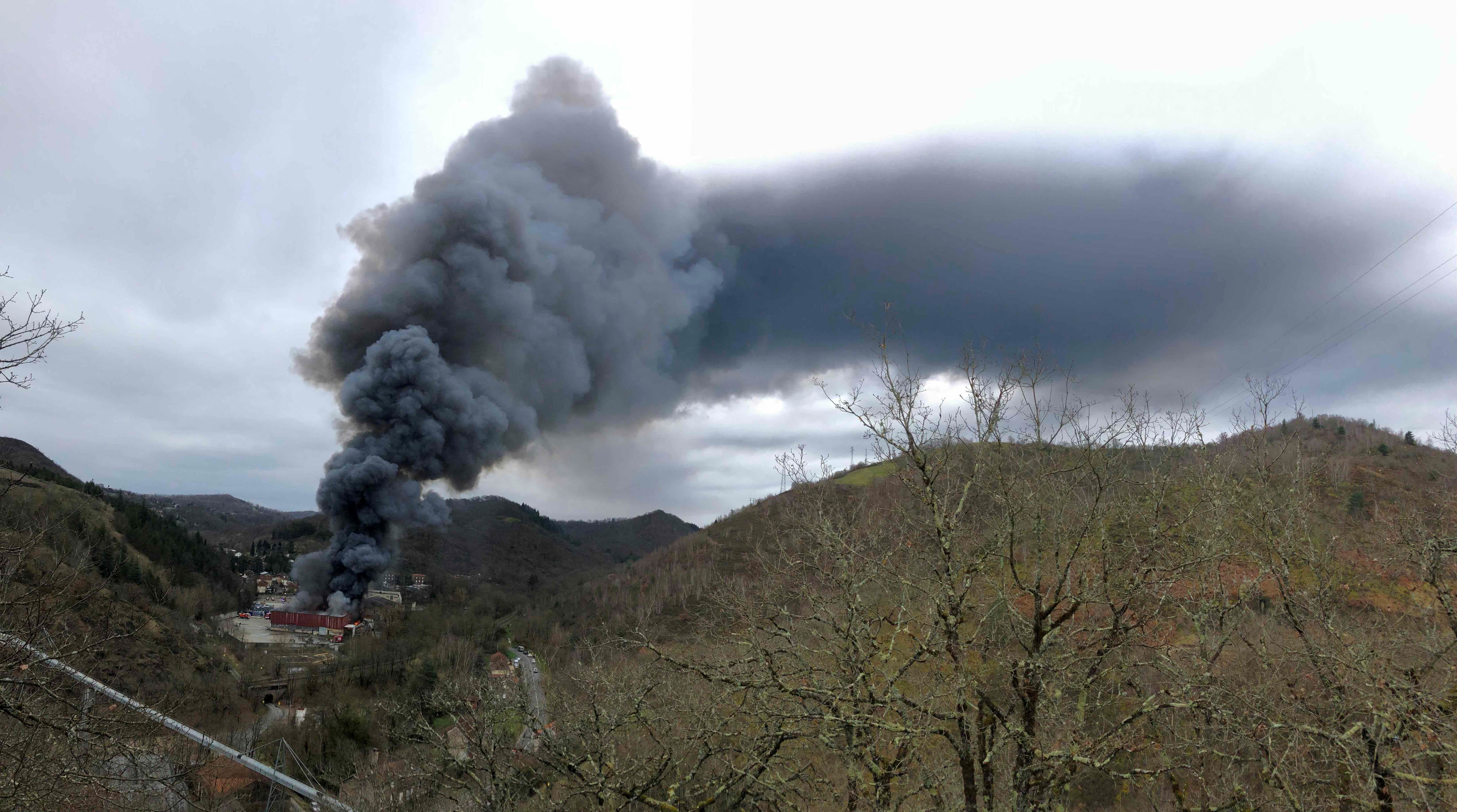 French recycling plant suffers fire housing 900 tonnes of lithium batteries in Viviez