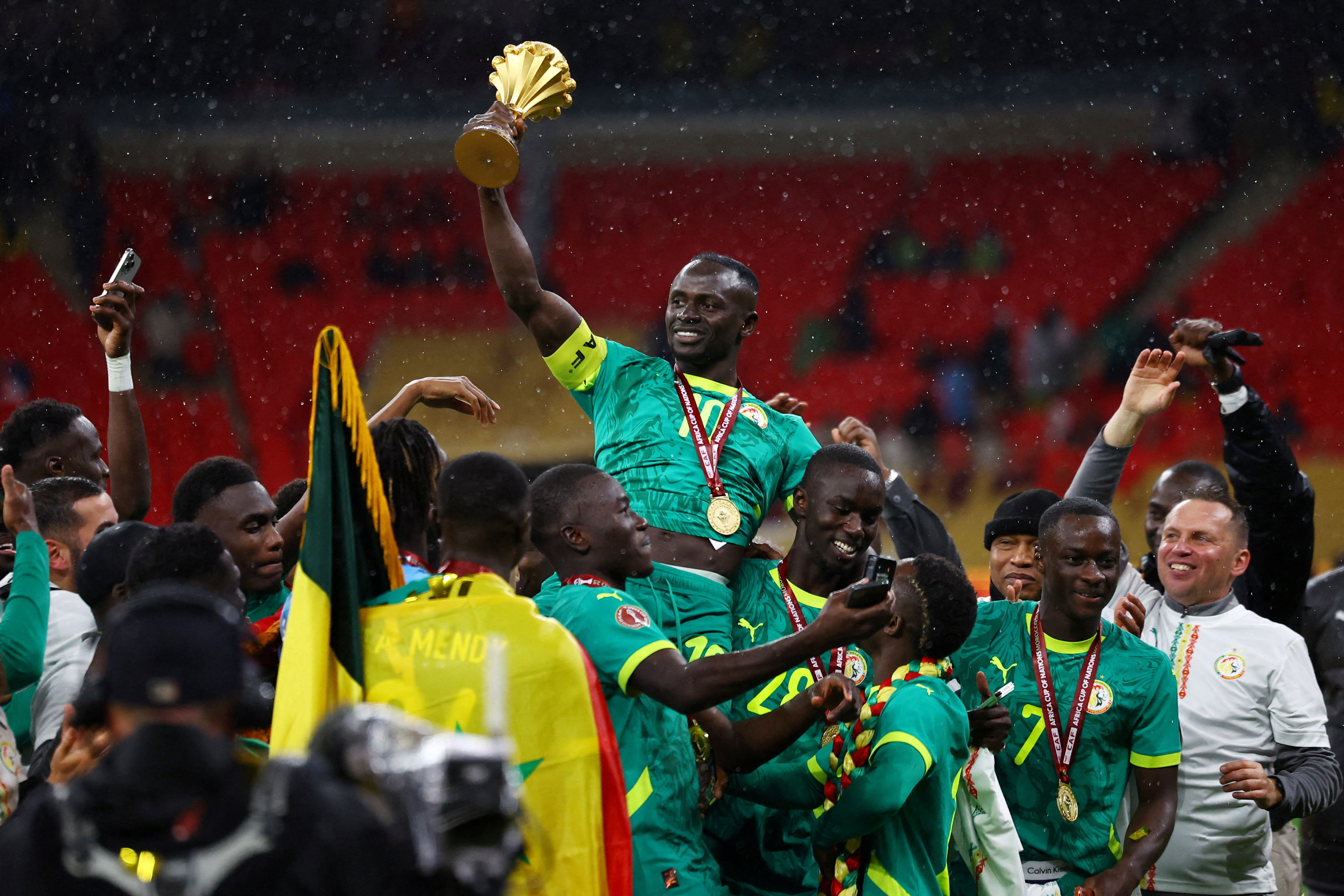 Soccer Football - CAF Africa Cup of Nations - Morocco 2025 - Final - Senegal v Morocco - Prince Moulay Abdellah Stadium, Rabat, Morocco - January 18, 2026 Senegal's Sadio Mane lifts the trophy with teammates as they celebrate after winning the Africa Cup of Nations REUTERS/Siphiwe Sibeko     TPX IMAGES OF THE DAY