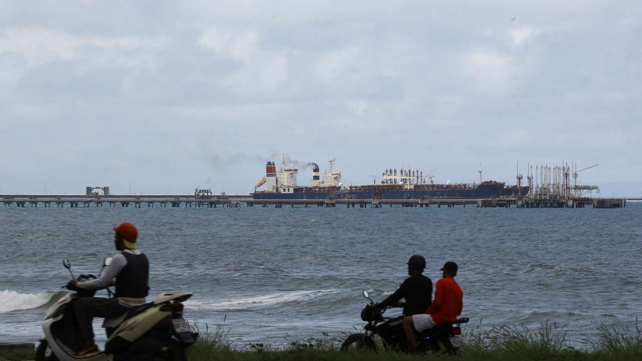 Oil tankers anchored near Puerto Cabello