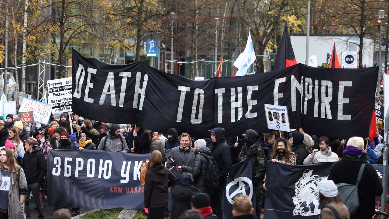 "No to Putin! No to war in Ukraine! Freedom for political prisoners!" protest in Berlin