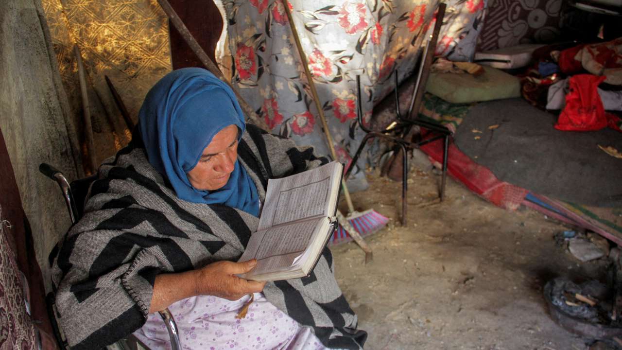 Displaced Palestinians shelter at an UNRWA school in Jabalia refugee camp in the northern Gaza Strip